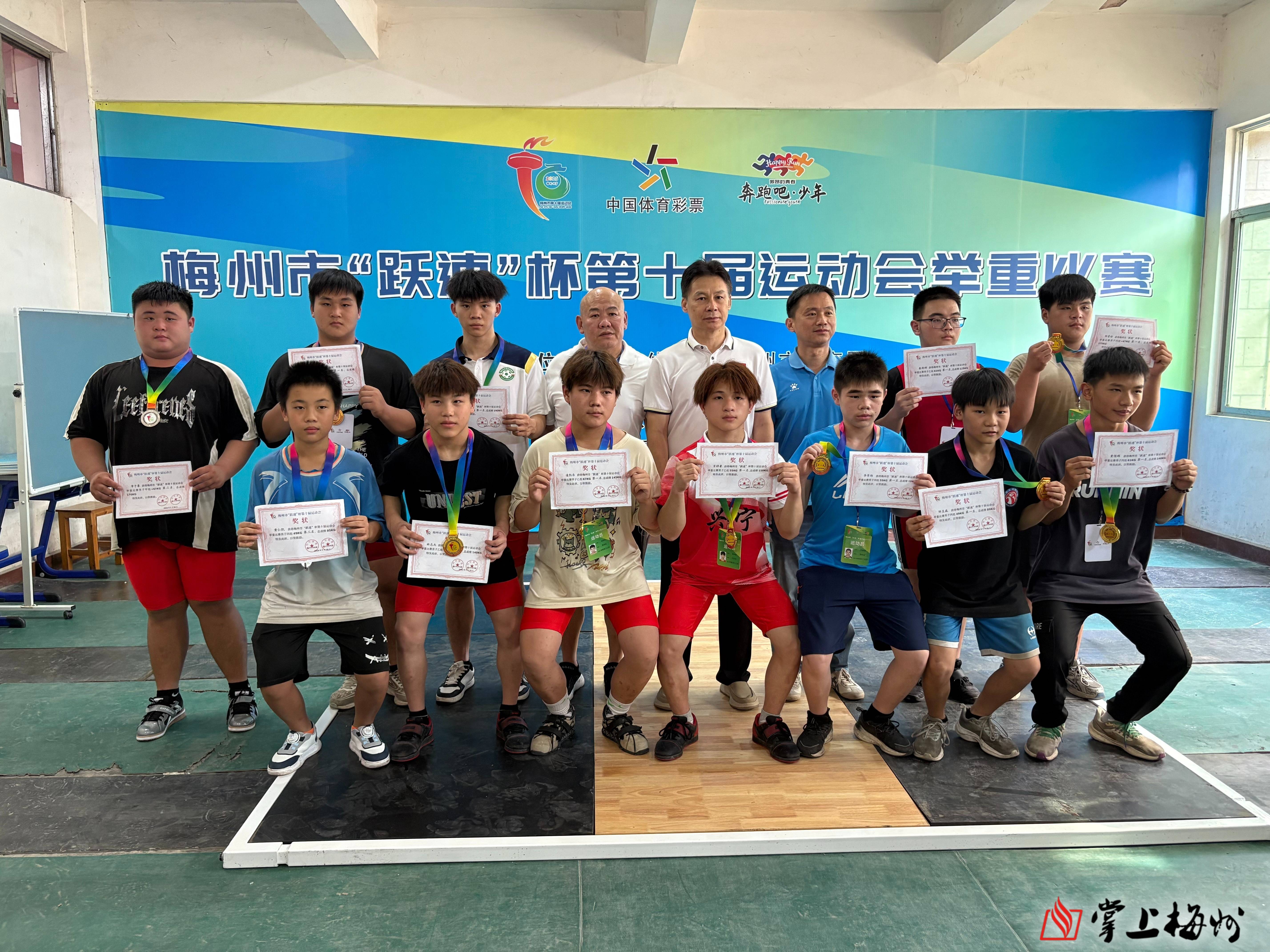 无情事实!男子举重比赛遭遇挑战 无情事实!男子举重比赛遭遇挑战