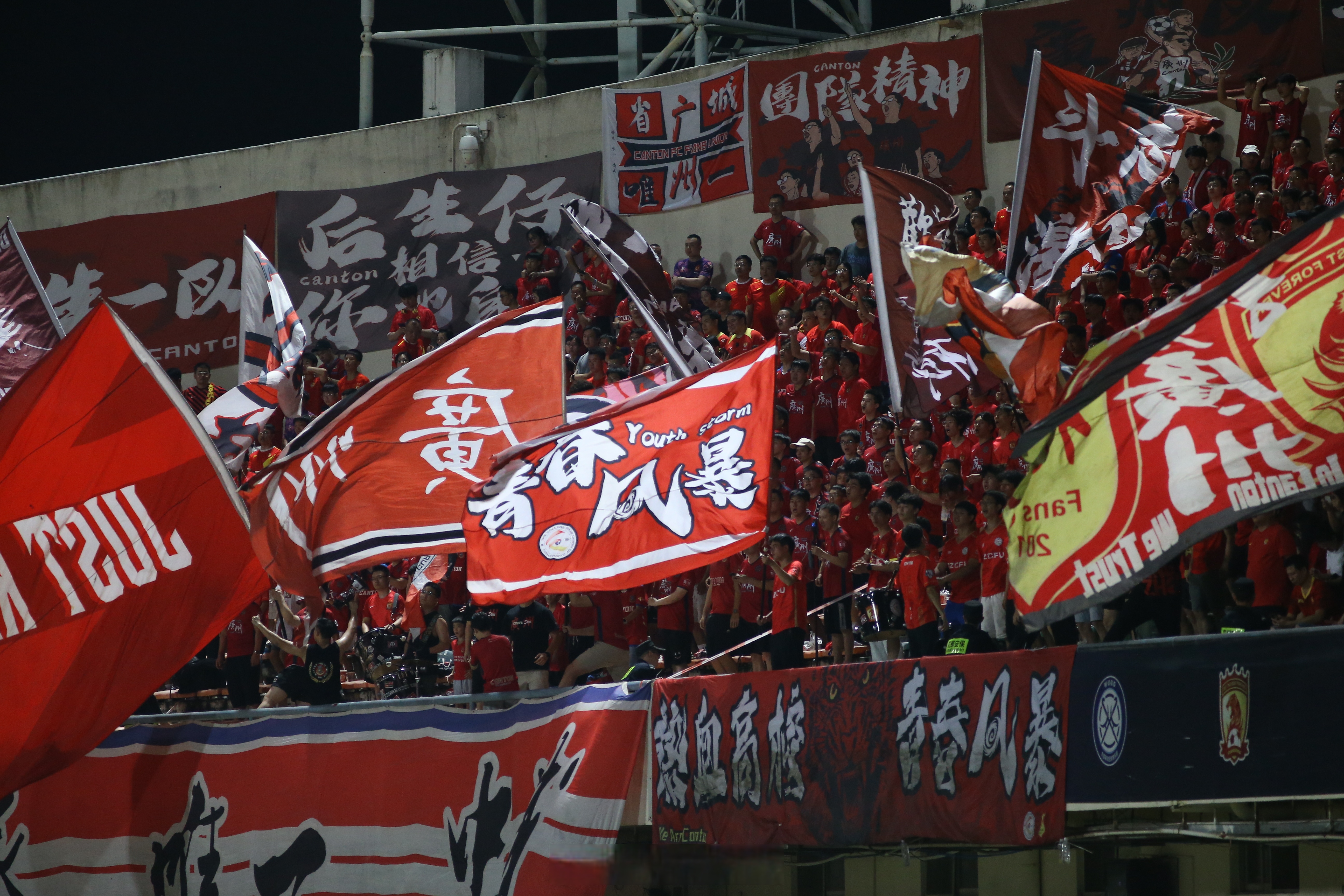 上港主场大胜泰达，保持不败势头